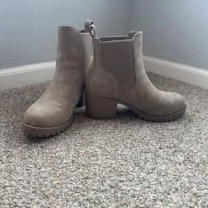 Mia Chelsea Women's Tan Ankle Boots